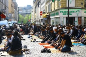 muslims praying france