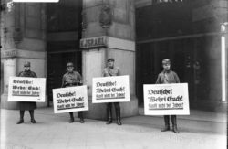 Nationalsozialistische Boykott-Posten vor dem Warenhaus Israel in Berlin.