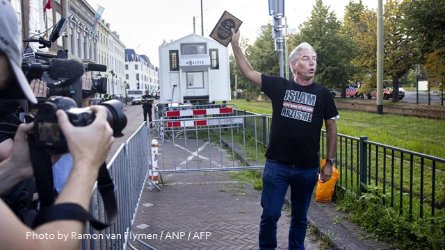 NETHERLANDS: Leader of Dutch Party PEGIDA Tears a Qur’an Apart thumbnail