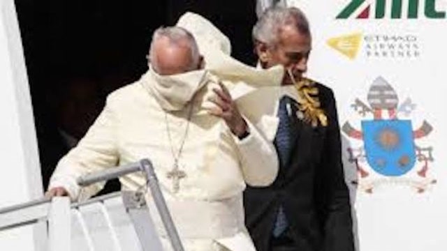 Pope Francis Wants Everyone Except the Men Protecting Him to Give Up Their Weapons thumbnail