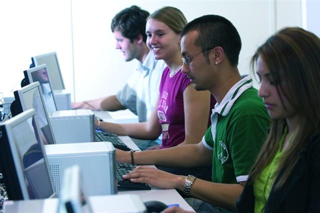 Students_in_a_computer_lab