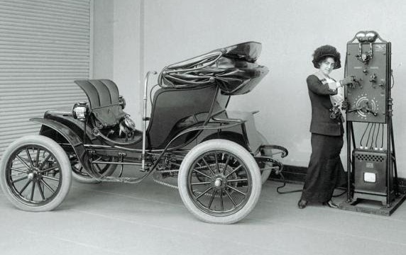 Electric cars in Turin at the beginning of the 20th century thumbnail