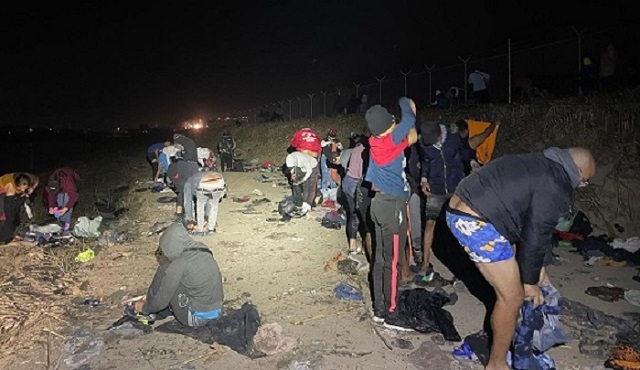 EXCLUSIVE TEXAS VIDEO: 600 illegal migrants cross the border into the U.S. in three hours thumbnail