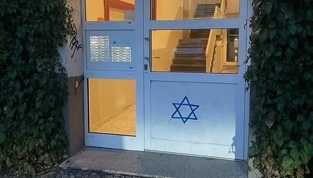 GERMANY: Supporters of Hamas jihad massacre paint Star of David on Jewish homes in Berlin thumbnail